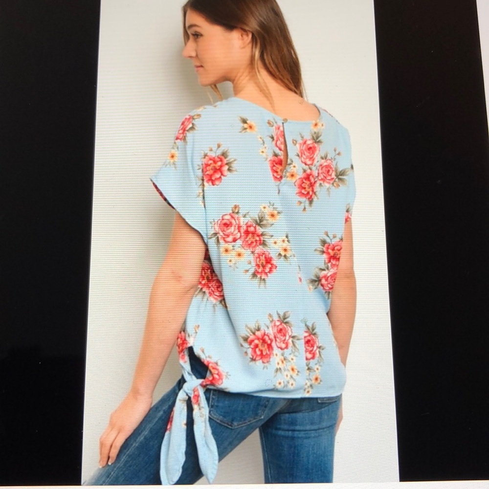 LAST ONE! Beautiful Blue Floral Top! NWT - Picture 2 of 3
